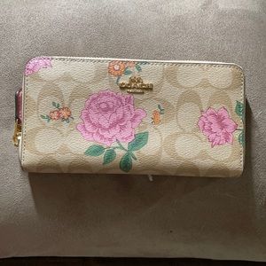 🌺 Floral Print Coach Wallet 🌺